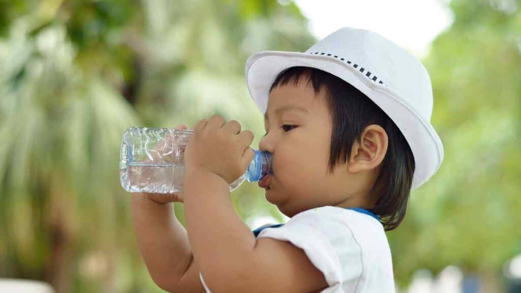 Drinking bottled water for babies.