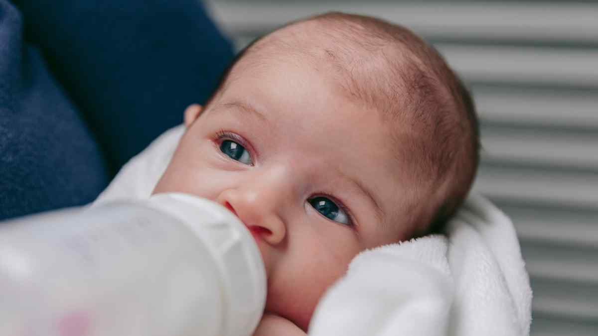 Breast Milk and Formula Comparison, Key Benefits Examined
