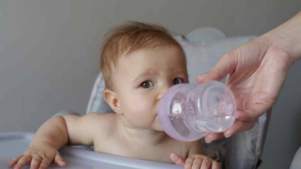 baby drinks water