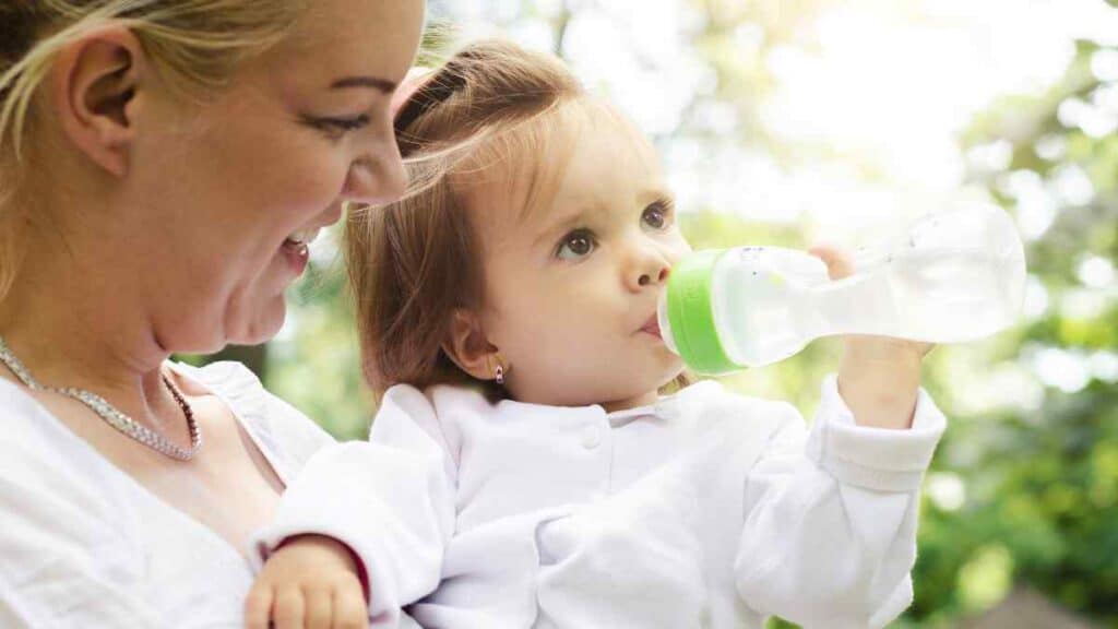 baby drinks in bottled water