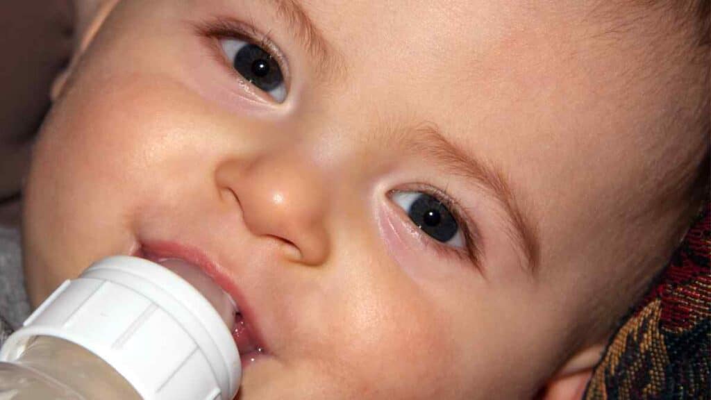 baby drinks water