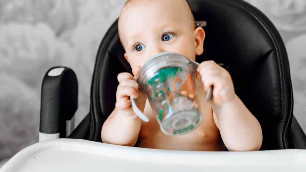 A guide to prevent dehydration while you’re pregnant, for parents of newborns. Provides easy tips such as drinking more water, increasing exercise habits, and more.